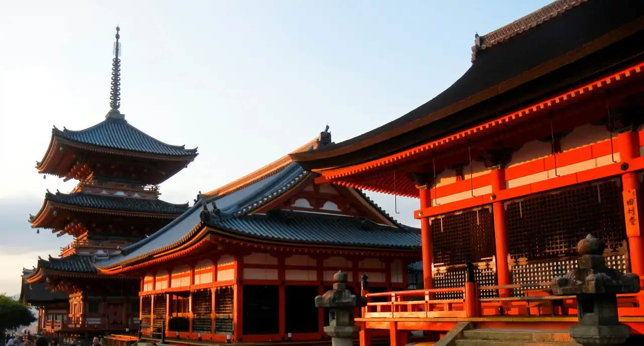 Higashiyama Kyoto: Complete Guide to Temples, Streets & Traditional Atmosphere